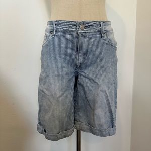Levi’s shorts with white stripes